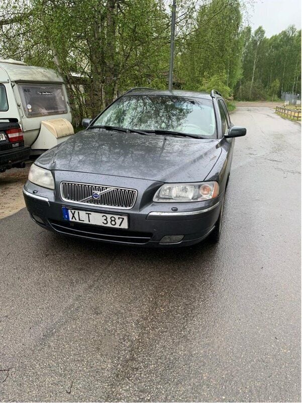 Grå Begagnad 2006 Volvo V70 Summum Kombi | 28 000 kr (Marknadspris) - Bild 1/4
