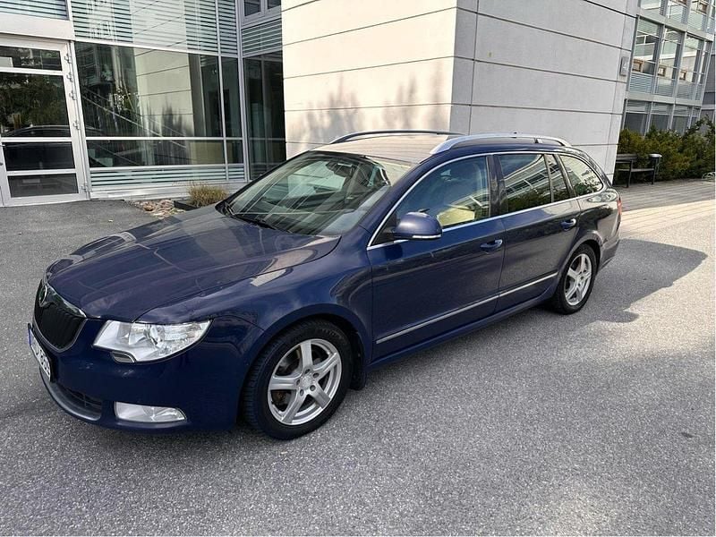 Blå Begagnad 2011 Skoda Superb Elegance Kombi | 27 000 kr (Superpris) - Bild 1/4