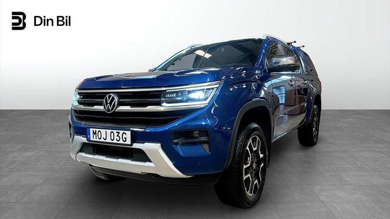 Mörkblå (bright blue metallic) Begagnad 2023 VW Amarok Style Pickup | 629 900 kr (Marknadspris) - Bild 1/4
