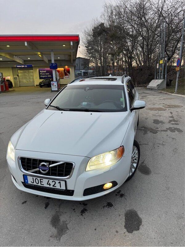 Vit Begagnad 2012 Volvo V70 Momentum Kombi | 85 900 kr (Marknadspris) - Bild 1/4