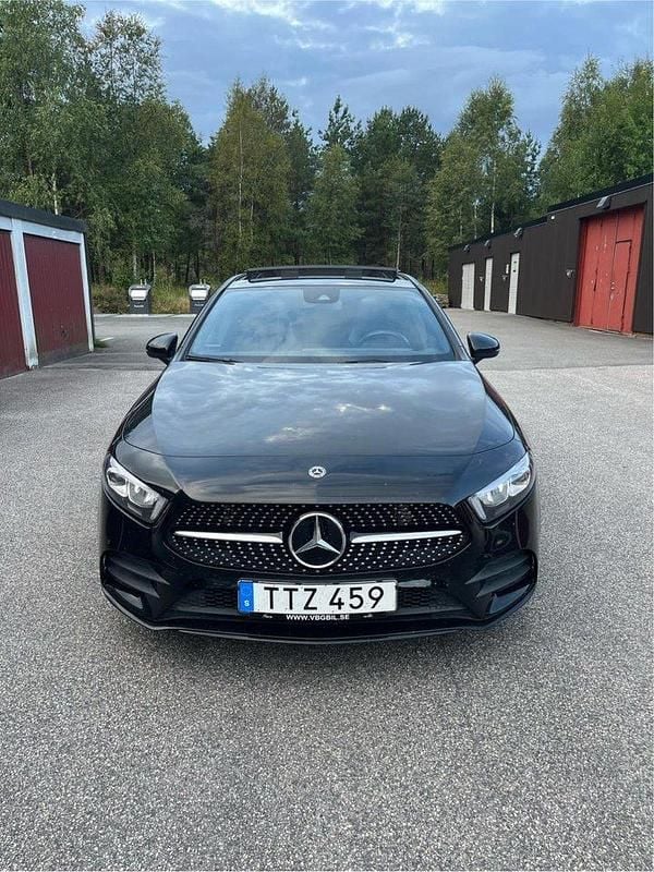 Svart Begagnad 2018 Mercedes A180 AMG Halvkombi | 240 000 kr (Lite dyr) - Bild 1/4
