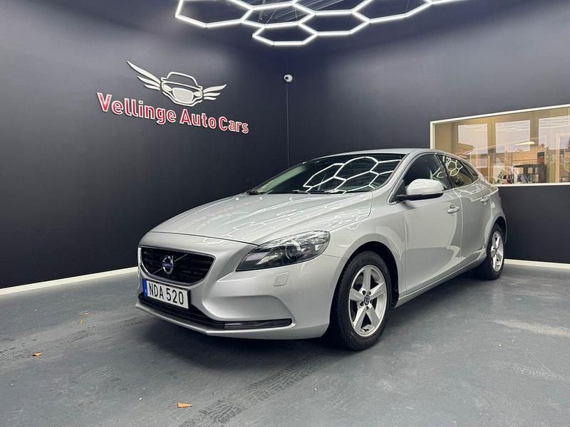 Silver Begagnad 2016 Volvo V40 Momentum Kombi | 139 900 kr (Marknadspris) - Bild 1/4