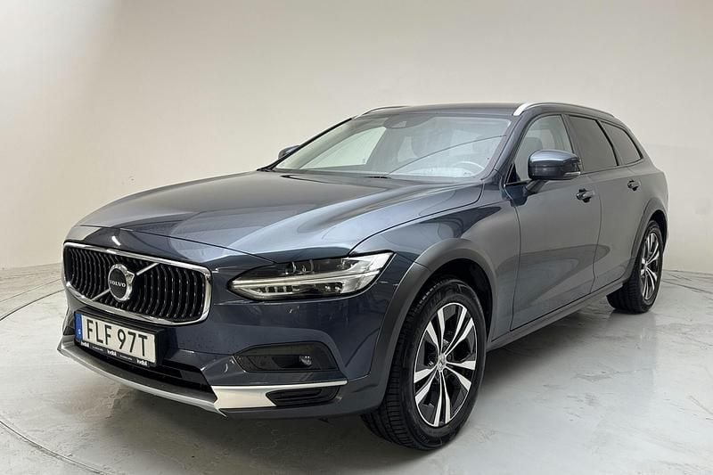 Mörkblå Begagnad 2021 Volvo V90 CC Momentum Kombi | 350 000 kr (Marknadspris) - Bild 1/4