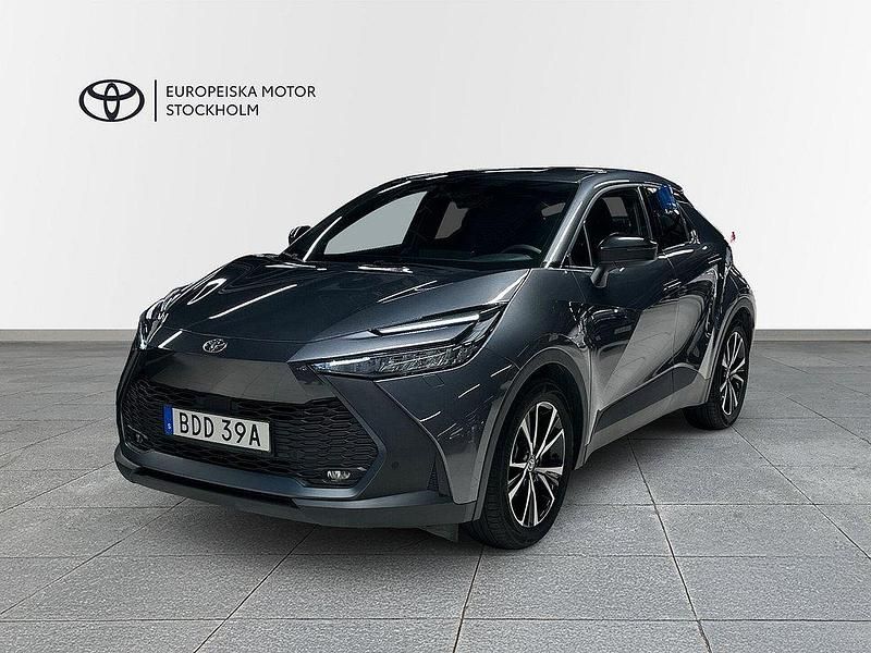 Mörkgrå Begagnad 2023 Toyota C-HR Style SUV | 329 900 kr - Bild 1/4