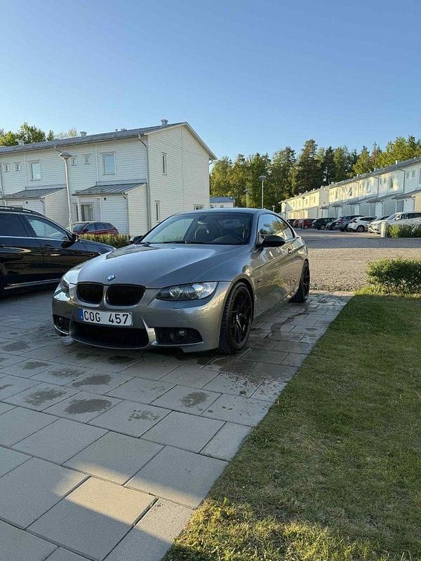 Grå Begagnad 2008 BMW 325 Comfort Edition Sportkupé | 130 000 kr (Dyr) - Bild 1/4