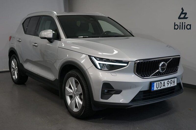 Silver Begagnad 2023 Volvo XC40 Core SUV | 349 900 kr (Marknadspris) - Bild 1/3