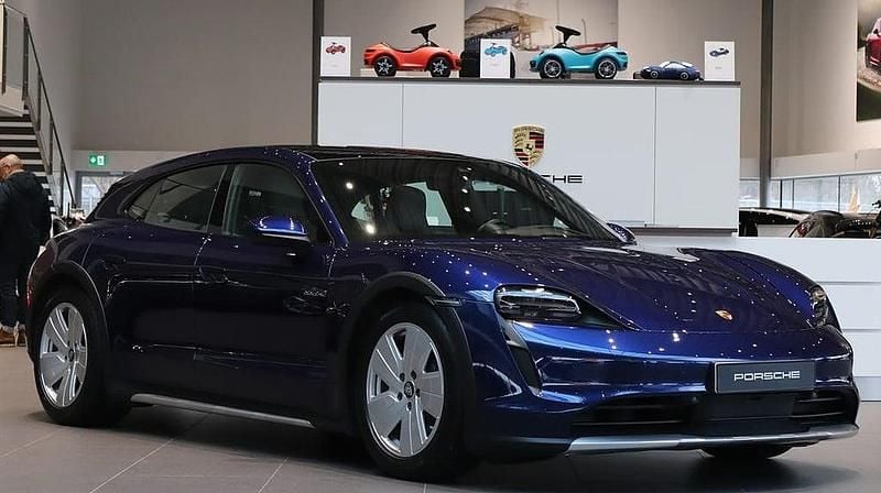 Blå Begagnad 2021 Porsche Taycan Cross Turismo Kombi | 695 000 kr (Marknadspris) - Bild 1/4