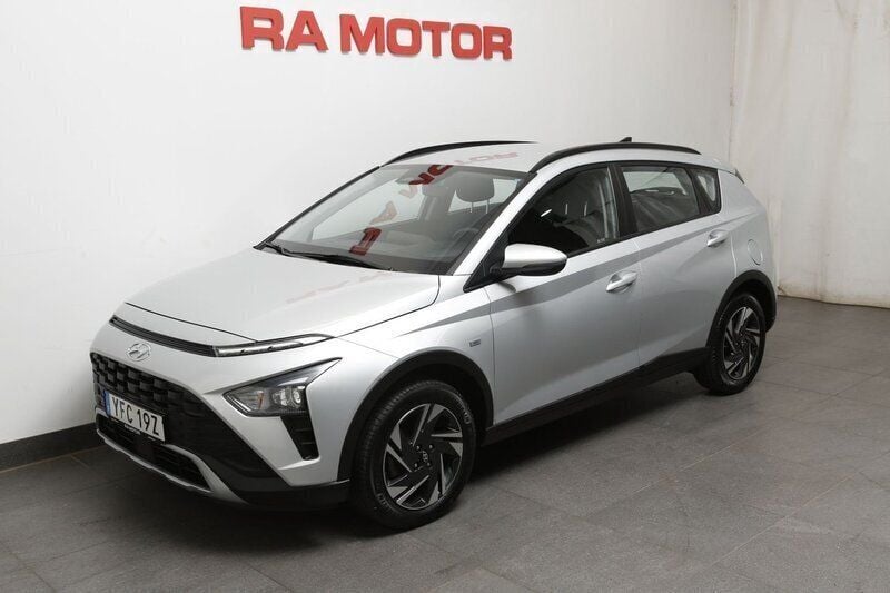 Grå Begagnad 2022 Hyundai Bayon Essential SUV | 189 800 kr (Bra pris) - Bild 1/3