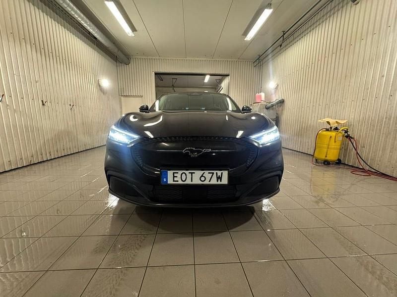 Begagnad 2021 Ford Mustang Mach-E SUV | 279 000 kr (Marknadspris) - Bild 1/4