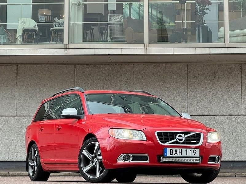Röd Begagnad 2013 Volvo V70 R-Design Kombi | 144 900 kr (Lite dyr) - Bild 1/4
