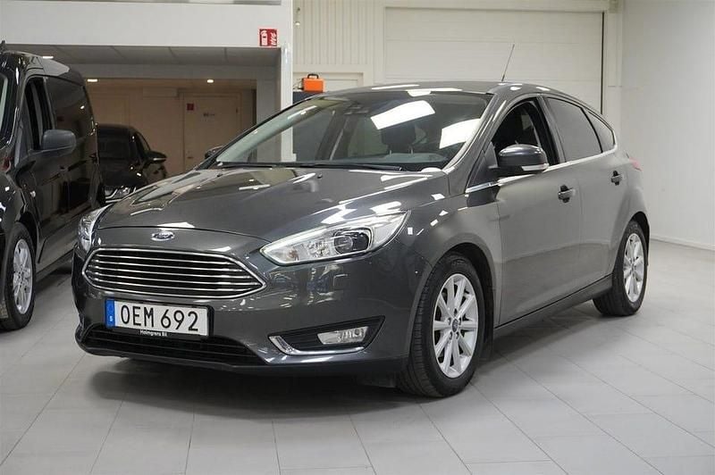 Grå Begagnad 2016 Ford Focus Titanium Kombi | 84 900 kr (Marknadspris) - Bild 1/4