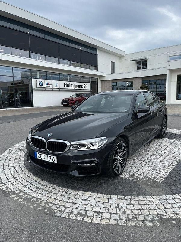 Grå Begagnad 2018 BMW 540 M Sport Sedan | 475 000 kr (Marknadspris) - Bild 1/4