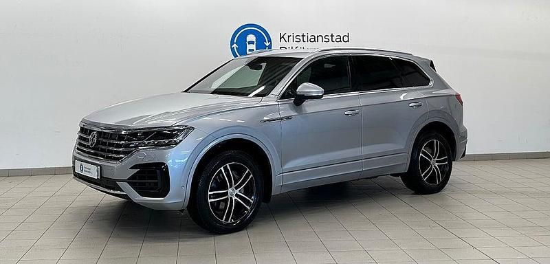Silver Begagnad 2019 VW Touareg R-line SUV | 449 900 kr (Bra pris) - Bild 1/4