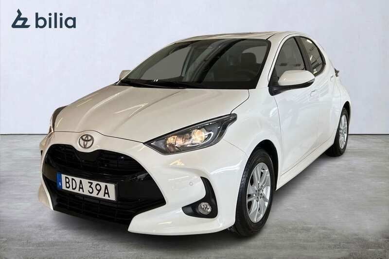 Vit Begagnad 2024 Toyota Yaris Hybrid Active Halvkombi | 249 900 kr (Marknadspris) - Bild 1/4