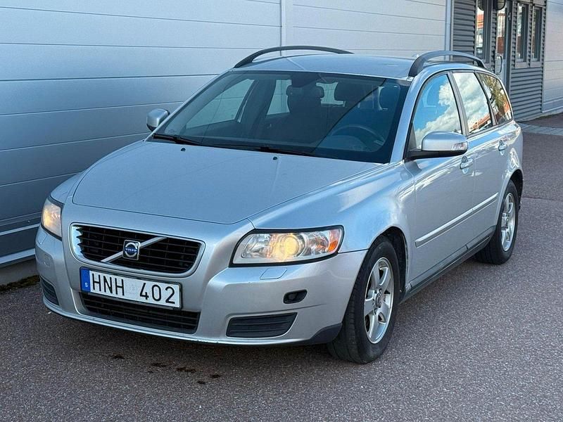 Ljusgrå Begagnad 2008 Volvo V50 Kinetic Kombi | 27 900 kr (Marknadspris) - Bild 1/4