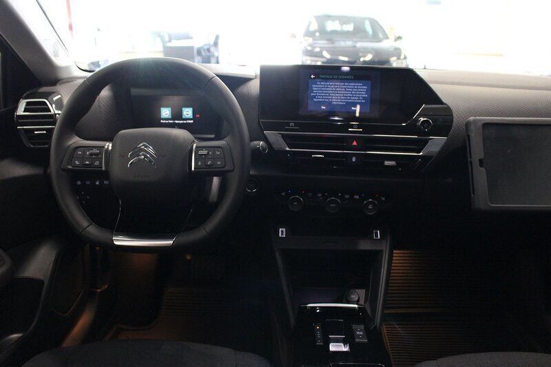 Begagnad Citroën e-C4 Shine 114 kW (156 HK) 2023 Svart SUV