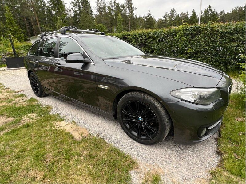 Grå Begagnad 2016 BMW 520 Kombi | 168 000 kr (Marknadspris) - Bild 1/4