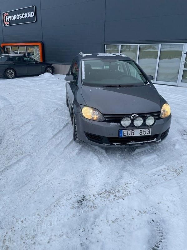 Begagnad VW Golf Plus Cross 122 HK (89 kW) 2012 Grå Minibuss