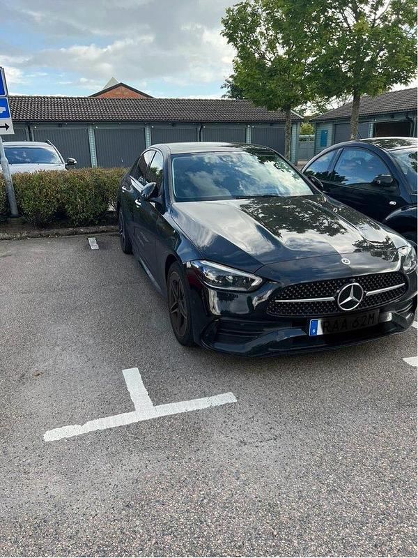 Svart Begagnad 2022 Mercedes C300e AMG line Sedan | 475 000 kr (Lite dyr) - Bild 1/4