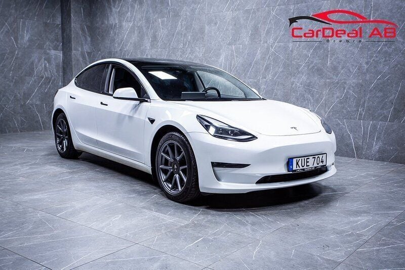 Vit Begagnad 2023 Tesla Model 3 Long Range Sedan | 364 800 kr (Marknadspris) - Bild 1/4