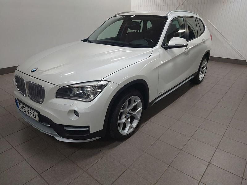 Vit Begagnad 2015 BMW X1 xLine SUV | 154 900 kr (Marknadspris) - Bild 1/4