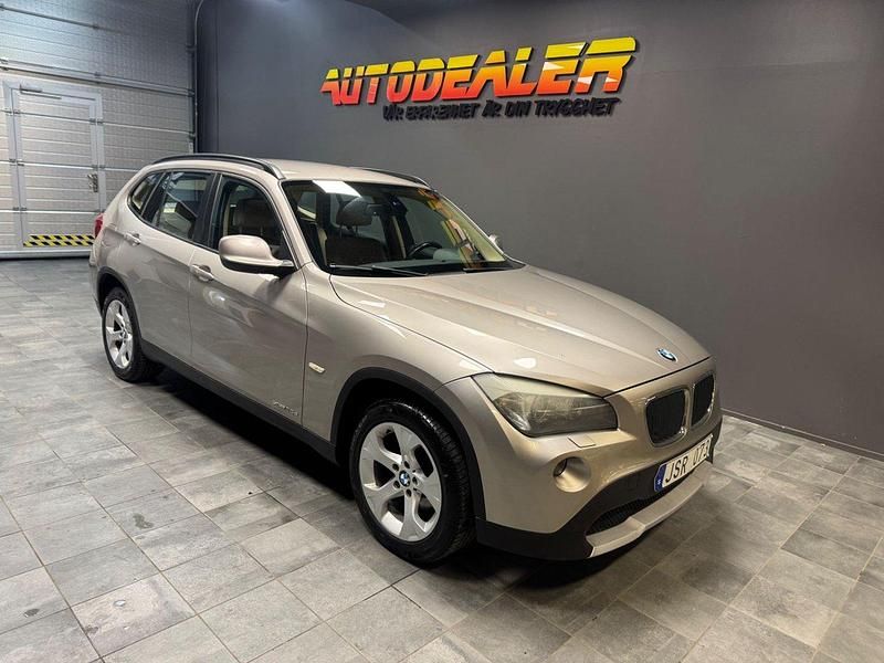 Silver Begagnad 2010 BMW X1 SUV | 94 900 kr (Marknadspris) - Bild 1/4