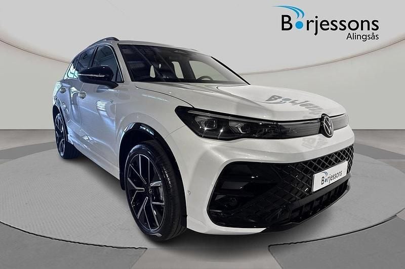 Vit Ny 2025 VW Tiguan R-line SUV | 519 900 kr (Lite dyr) - Bild 1/4