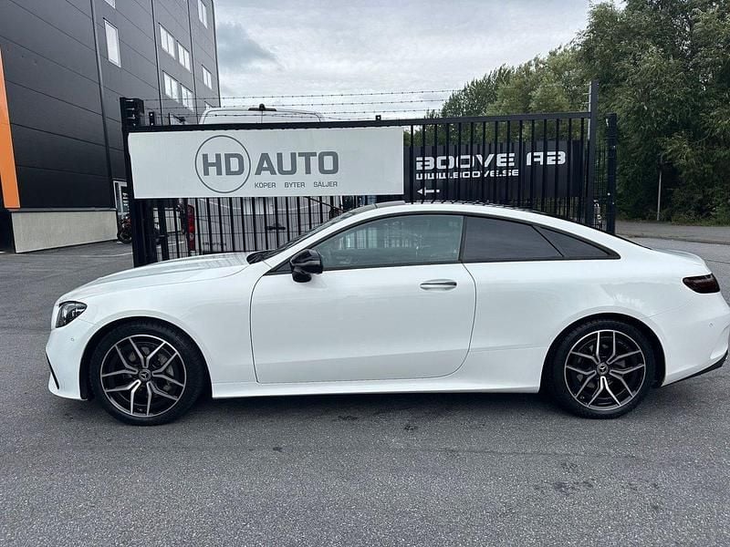 Vit Begagnad 2023 Mercedes E200 AMG Sportkupé | 489 900 kr (Dyr) - Bild 1/4