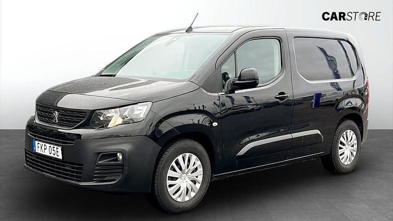 Svart (black) Begagnad 2022 Peugeot E-Partner Minibuss | 209 900 kr (Marknadspris) - Bild 1/4