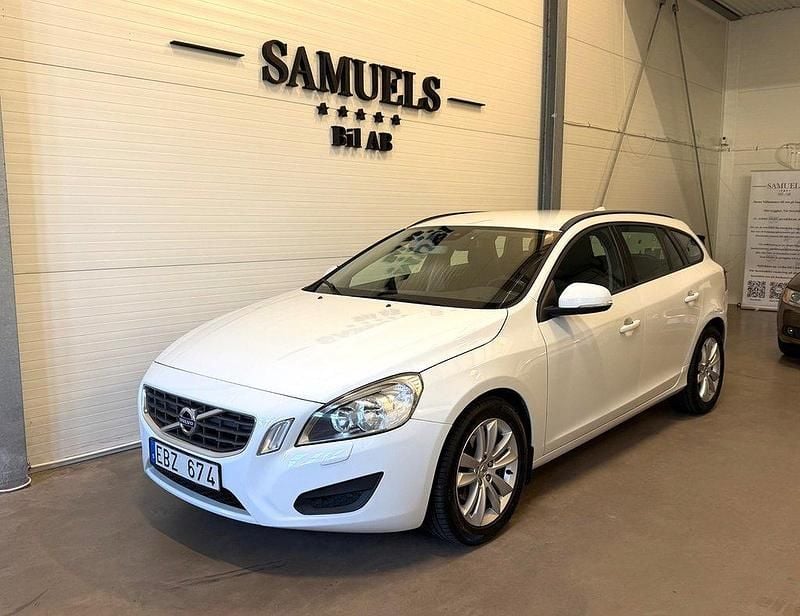 Vit Begagnad 2011 Volvo V60 Kombi | 69 900 kr (Marknadspris) - Bild 1/4
