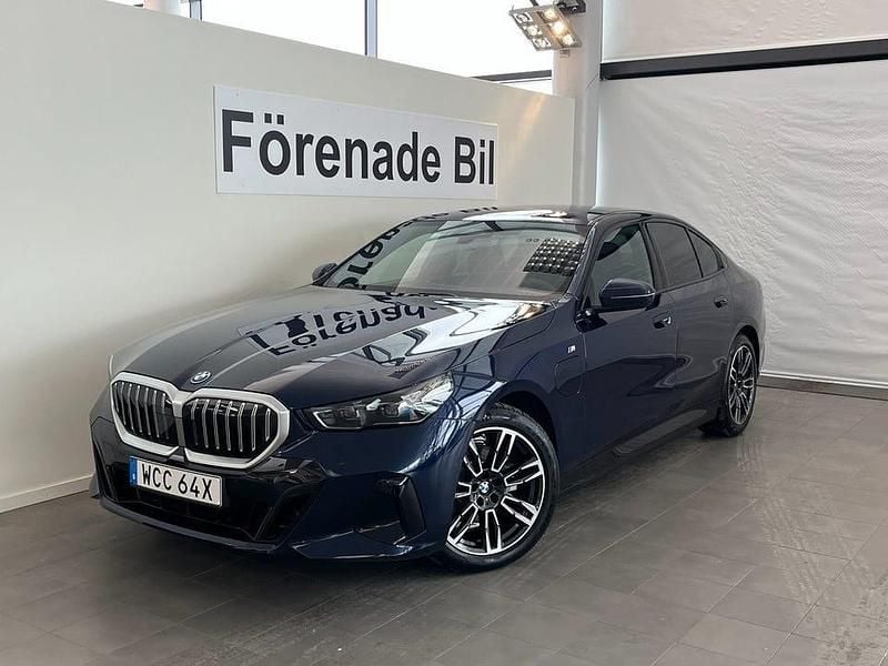 Tanzanite blå metallic Ny 2025 BMW 530 M Sport Sedan | 599 900 kr - Bild 1/4