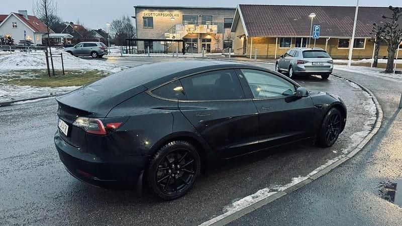 Begagnad Tesla Model 3 Standard Range Plus 239 kW (325 HK) 2019 Sedan