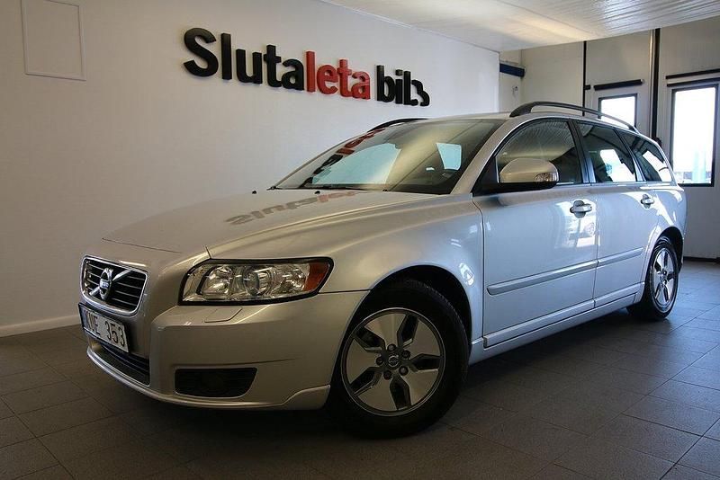 Ljusgrå Begagnad 2010 Volvo V50 Momentum Kombi | 69 900 kr (Lite dyr) - Bild 1/4