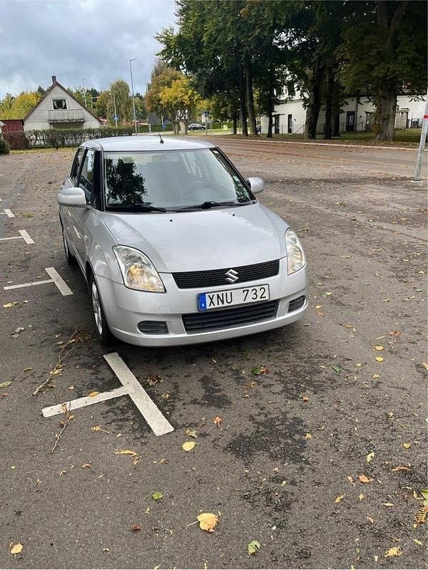 Silver Begagnad 2006 Suzuki Swift Halvkombi | 32 000 kr (Marknadspris) - Bild 1/4