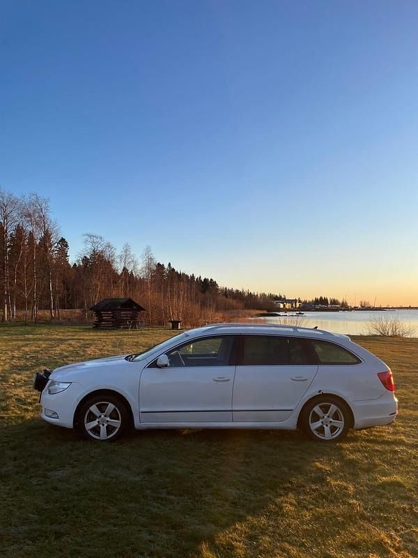 Begagnad 2010 Skoda Superb Kombi | 49 900 kr (Marknadspris) - Bild 1/4