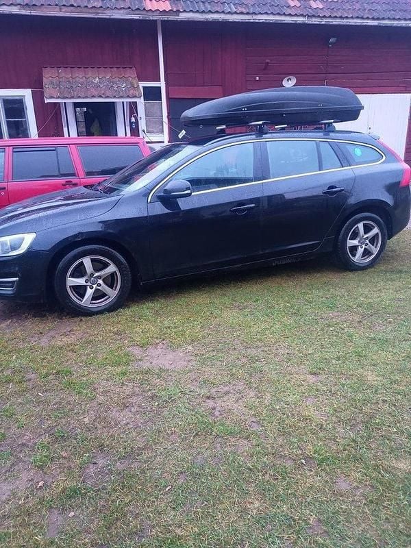 Svart Begagnad 2014 Volvo V60 Momentum Kombi | 65 000 kr (Marknadspris) - Bild 1/1