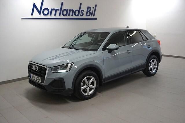 Grå (pilgrå pärleffekt) Begagnad 2024 Audi Q2 Comfort SUV | 294 900 kr (Lite dyr) - Bild 1/4