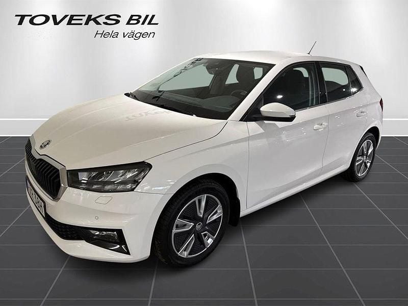 Vit (candy white) Begagnad 2022 Skoda Fabia Style Halvkombi | 199 900 kr (Marknadspris) - Bild 1/4