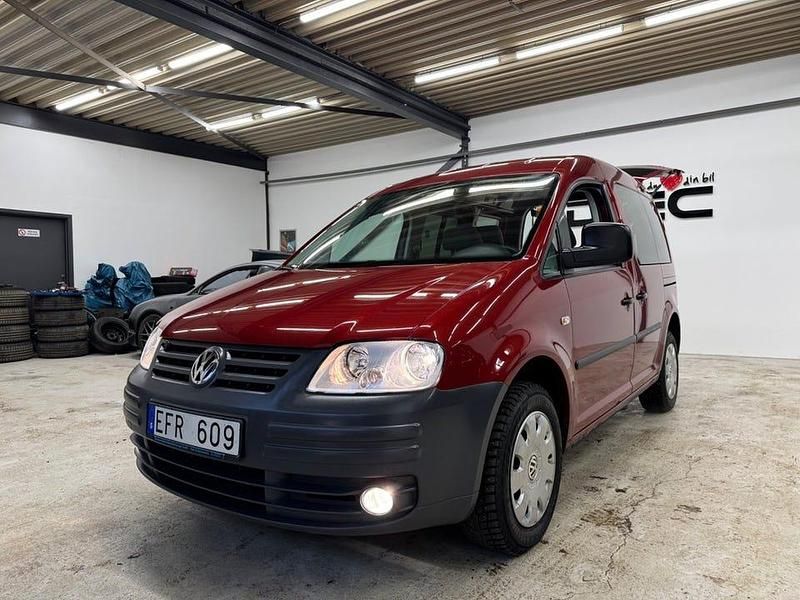 Begagnad VW Caddy 102 HK (75 kW) 2008 Röd Minibuss