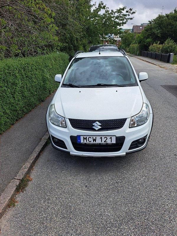 Vit Begagnad 2011 Suzuki SX4 Halvkombi | 36 000 kr (Marknadspris) - Bild 1/4