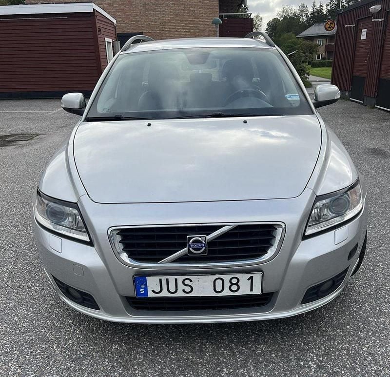 Grå Begagnad 2009 Volvo V50 Momentum Kombi | 35 000 kr (Bra pris) - Bild 1/4