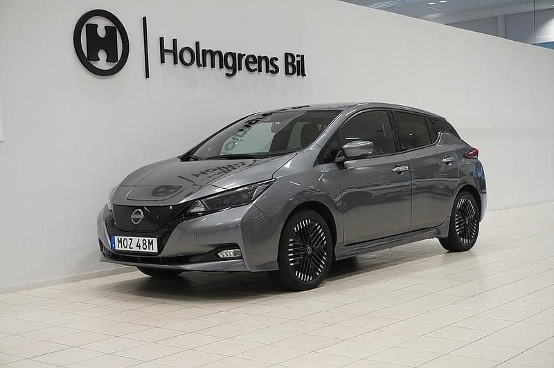 Grå Begagnad 2022 Nissan Leaf N-Connecta Halvkombi | 174 800 kr (Marknadspris) - Bild 1/4