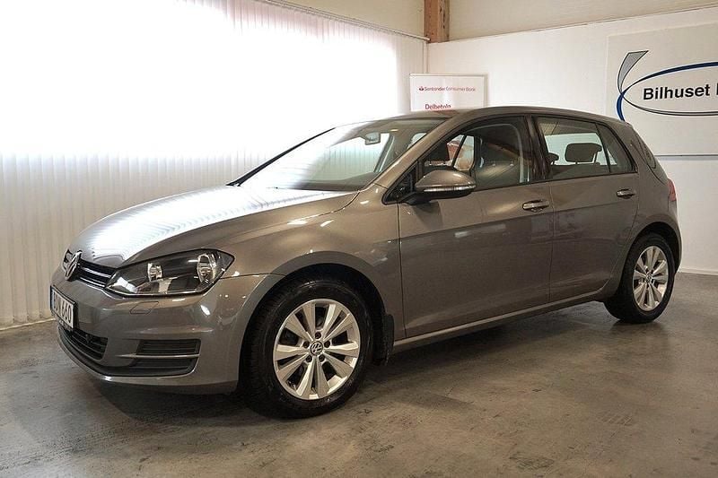 Grå (gråmetallic) Begagnad 2014 VW Golf VII Halvkombi | 119 000 kr (Marknadspris) - Bild 1/4