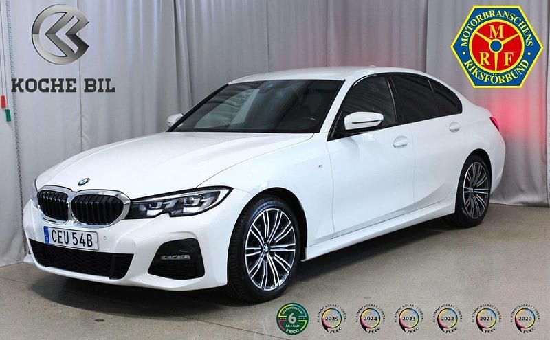 Vit Begagnad 2020 BMW 320 M Sport Sedan | 364 900 kr (Marknadspris) - Bild 1/4