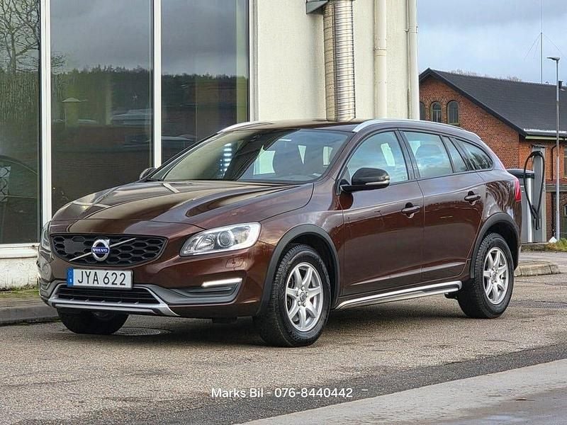Brun Begagnad 2015 Volvo V60 CC Momentum Kombi | 134 900 kr (Dyr) - Bild 1/4