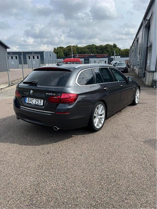Grå Begagnad 2014 BMW 535 Luxury Line Kombi | 195 000 kr (Superpris) - Bild 1/4