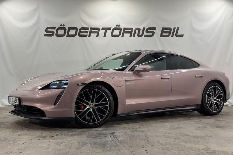 Ljusröd Begagnad 2021 Porsche Taycan 4S Sport Sedan | 789 900 kr (Superpris) - Bild 1/4