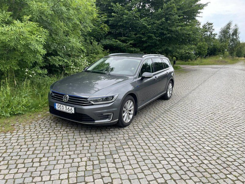 Grå Begagnad 2017 VW Passat GTE Kombi | 130 000 kr (Bra pris) - Bild 1/4