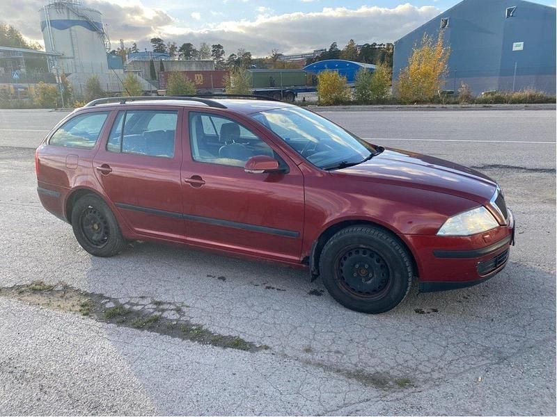 Röd Begagnad 2005 Skoda Octavia Kombi | 18 000 kr (Superpris) - Bild 1/4