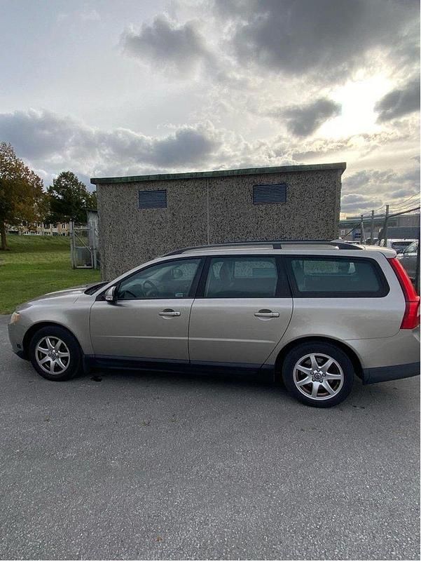 Brun Begagnad 2008 Volvo V70 Kinetic Kombi | 38 000 kr (Superpris) - Bild 1/4
